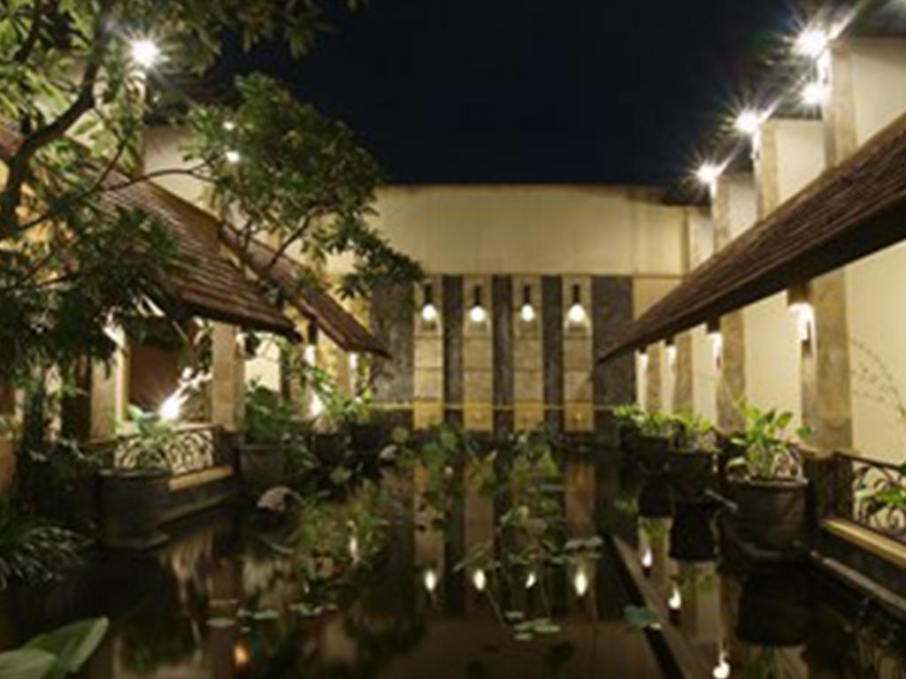 Lotus Garden Hotel By Waringin Hospitality Kediri  Exterior foto