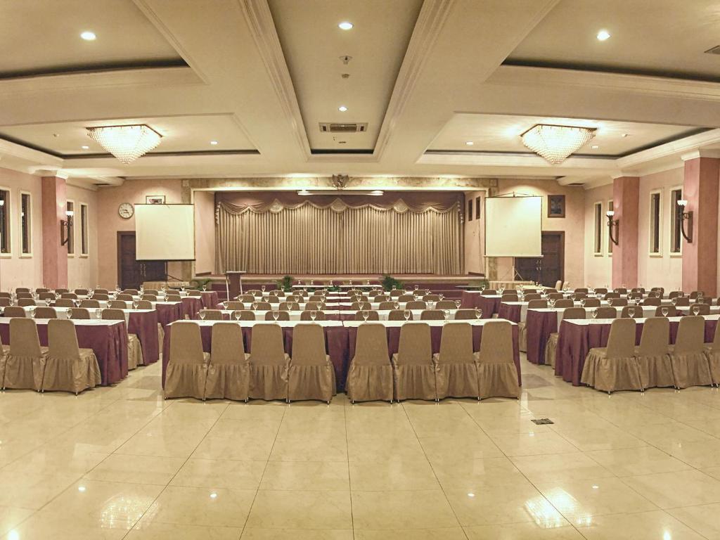 Lotus Garden Hotel By Waringin Hospitality Kediri  Exterior foto